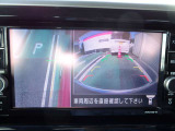 クルマを真上から見下ろしているかのような映像によって、車庫入れや縦列駐車などの駐車時に、自車と駐車位置の関係をひと目で確認でき、スムースな駐車をサポートします。