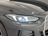アダプティブLEDヘッドライトはステアリングを切った方向を照らします。