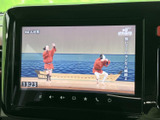 テレビ番組を画面で視聴できる装備を備えています。お出かけ先で停車して休憩する際などに、映像を楽しめるのがうれしいポイントです。画面表示も見やすく、停車中のひとときをより快適に過ごせます。