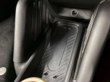 MINIのシフトレバーは、手に馴染む丸みを帯びた形状が特徴です。現行モデルではトグルスイッチ型の小さなレバーへ進化し、センターパネルに配置。足元がすっきりし、ゴーカート感覚の操作を楽しめます。
