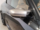 BMWのミラーは車種によって異なりますがレーンチェンジウォーニングが装備されております。詳しくは当店スタッフまでお問い合わせくださいませ。
