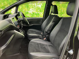 運転席まわりまで見渡しやすく、シートに座った際の視界も広がります。落ち着いた色調の室内に、座面と背もたれの形状がしっかりとしたシートを採用。前席でゆったり過ごしたい方にもおすすめです。