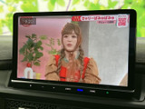テレビ番組を画面で視聴でき、停車中の待ち時間を過ごす際にも便利です。映像が大きく表示されるため内容を確認しやすく、休憩中などに車内で過ごす時間の楽しみが広がります。