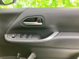 ドアまわりには窓の開閉などに使うスイッチがまとまり、運転席から手を伸ばしやすい配置です。日常の乗り降りや車内での操作にも便利に活用できます。