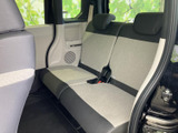 左右に並ぶ後席は、ヘッドレスト付きで同乗者が落ち着いて座れるつくりです。窓から外の景色を楽しめる明るい空間で、前席との距離にもゆとりがあり、家族での移動にも便利です。