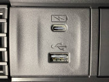 エアコン操作パネルの左側に、スマートフォンなどの充電可能なUSB端子と、音源などの外部入力の可能なUSB端子がついています。移動中に充電もできるので便利です。