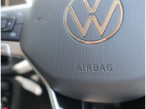 【運転席エアバッグ】 車両前方に衝撃が加わった際に、音響センサーによって瞬時に開きます。 ※シートベルト非着用の場合、本来の性能が発揮できませんので必ずシートベルトを着用しましょう。