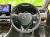 手元にオーディオなどの操作ボタンがまとまり、運転姿勢を保ちながら必要な操作を行いやすい配置です。メーター類も視線の先に収まり、日常の運転をサポートします。