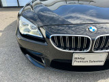 また、BMW正規認定中古車は、エマージェンシーサービスが自動付帯。24時間365日、皆様のカーライフをサポート致します。確かな安心のうえで、「駆けぬける歓び」をご堪能ください。