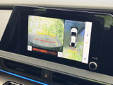 後方の映像に加えて車両周辺を確認できる表示もあり、駐車時の周囲確認をサポートします。画面内のガイド表示も備わり、駐車位置を把握しやすい装備です。