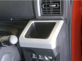 ドリンクホルダー付きです。ドリンクホルダーとしては勿論、スマホや長財布を収納することだって出来ますよ。