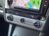 【オートエアコン】一度お好みの温度に設定すれば、車内の温度を検知し風量や温度を自動で調整。暑い&hellip;寒い&hellip;と何度もスイッチ操作をする必要はありません。快適な車内空間には必須の機能ですね♪