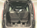 トランク収納スペースをご確認ください。荷物の積み下ろしがしやすい広さを確保しており、日常使いからレジャーまで幅広く活用できます。