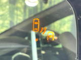 【ブラインドスポットモニター】走行中、ドアミラーの死角になりやすい箇所に後続車が接近するとサイドミラーのレンズに警告を表示!ドライバーに注意喚起をしてくれます。