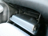 助手席前には車検証の収納に便利なグローブBOXが備わっています。