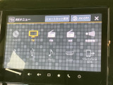 テレビを含む各種メニューが並び、タッチ操作で選びやすい画面です。停車中にテレビ番組を視聴したい場面でも活用でき、日々の待ち時間を快適に過ごせます。