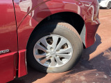 195/65R15タイヤ+純正アルミホイールです。スタッドレスタイヤや各種オプションのご注文も承っております(^^)/