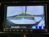 リバースギアに入れるだけで後方の表示へ切り替わります。夜間や雨の日の駐車も楽になりますよ。