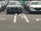フロントガラスへの投影型であるヘッドアップディスプレイ。車速や交通標識、ナビゲーションの案内などの情報が映し出されます!
