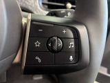 MINIの運転席操作部は、中央に構えるディスプレイが最大の特徴です。航空機を思わせるトグルスイッチなど、直感的で遊び心のあるメカニカルな操作感が、ゴーカートのような走りの高揚感を高めます。