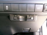 ETC車載器を装備しています。高速道路の料金所もストレスなく通行できます。すっきりとしたビルトインタイプですよ。