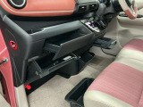 【グローブボックス】車検証や保険証、保険関連書類、整備用グローブなどの必要書類・小物を、助手席から運転席へすぐに取り出せる場所に整理して保管できます。車内の小物整理に役立ちます!
