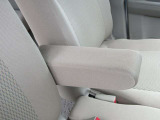 アームレスト付きで長時間の運転でも姿勢を保ちやすく、日常使いに配慮された空間です。