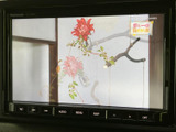 停車中にテレビ番組を視聴でき、休憩時間や待ち合わせの合間を心地よく過ごすのに便利です。画面には番組映像が表示されており、車内で過ごす時間の楽しみを広げてくれる装備として活用いただけます。