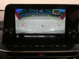 ギアを『R』に入れた後、カメラボタンを2回押すと、ナビ画面に後方の映像を映してくれるので、駐車がし易くなります。
