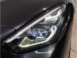 【LEDヘッドライト】先進のLEDテクノロジーを採用。放射される白色光の周波特性は太陽光に近く、バイキセノン・ヘッドライトを上回るコントラストで更に明るく輝きます!