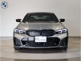 【キドニーグリル】BMWは約90年もの間、ほぼ全ての車両にひと目でBMWだと分かるこの特徴的なフロントグリルが備えられ、デザイン・アイコンとして親しまれてきました。