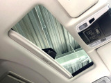 【ツインムーンルーフ】開放感たっぷりの希少装備、サンルーフが装着されています!車内に明かりを取り入れたり景色を楽しむ以外にも、車内の空気も簡単に換気できて快適です!
