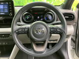 ステアリングの左右に各種スイッチがまとまり、運転姿勢を保ちながら手元で操作しやすい配置です。メーターや周辺の視認性にも配慮され、運転に集中しやすい空間です。