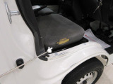 運転席座面に目立つ劣化あり。