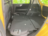後席を倒すと座面が前方へ収まり、荷室まで続くフラットなスペースが生まれます。大きめの荷物を載せたい日や、長尺物の運搬など、用途に合わせて室内を活用できる便利なアレンジです。