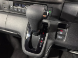インパネシフトだから視線の移動も少なく足元もスッキリ♪運転席もゆったりしているのでゆとりを持ってドライブできますね!