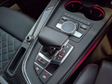 新車ショールームと併設されておりますので新車もあわせてご検討いただけます。ショールーム内には常時6台以上の新車が展示されております。