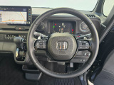 ドライバーの操作性に配慮したステアリング。快適な運転をサポートします。