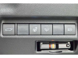 スマートキーや運転席のボタンを押すだけでリアゲートが自動で開閉します!荷物を持っている時や、高い位置にあるバックドアを閉める際に便利な機能です