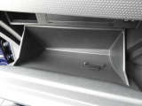 取扱説明書一式や、ボックスティッシュ等が収納可能です。