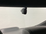 後方にもドライブレコーダーのカメラが付いています。前後両方でお車の周りを監視・記録いたします。