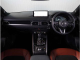 【インパネ周り】視界がよく運転しやすい設計となっております。インパネ周りもすっきりと洗練されたデザインで高級感が溢れています。日々のドライブを飽きさせません。
