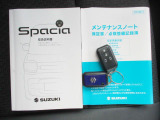 解錠・施錠、パワースライドドアの操作、ブルーの多機能なスマートキーをセットでご用意しました。