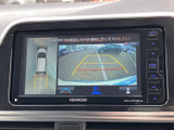 後方映像に加えて車両周辺の表示も確認できるモニターです。画面内のガイド表示を目安にでき、駐車時の後方確認をサポート。周囲の状況を画面で確かめながら、落ち着いて駐車操作を行えます。