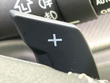 【パドルシフト】ハンドルから手を離さずに素早くシフトアップ&ダウンができるので、エンジンブレーキを使う下り坂や高速道路の合流で加速したい場面で役立ちます。