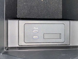 【充電用ポート】2口装備。スマートフォンなどを2台同時に充電でき、移動中のバッテリー切れ対策に便利です。家族や友人とのお出かけ、長距離ドライブで活躍します。