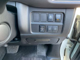 ハンズフリーオートスライドドア〈両側〉(挟み込み防止機構付)は運転席からの開閉も可能です。足だけでも、開く& 閉まる。まるで、魔法のトビラです。お子様の誤操作防止のためのOFFスイッチも付いています。