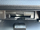 【ETC】有料道路を利用する際に料金所で停止することなく通過できる、ETC車載器(ノンストップ自動料金収受システム機器)が装備されています。セットアップを行うことで利用可能になります。