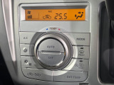 【オートエアコン】一度お好みの温度に設定すれば、車内の温度を検知し風量や温度を自動で調整。暑い&hellip;寒い&hellip;と何度もスイッチ操作をする必要はありません。快適な車内空間には必須の機能ですね♪