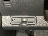 ハンドルの左下にETCがついています。高速道路の料金所の通過も楽々です。 カードの取り出しもしやすい場所についています。
